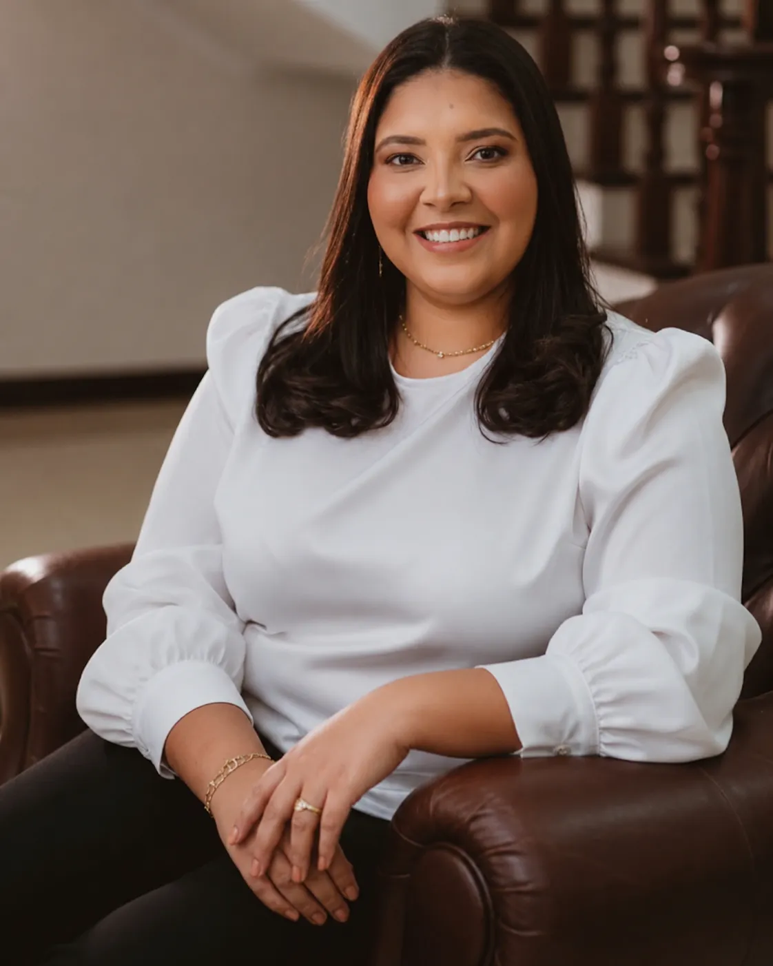 Dra. Helem Fidélis, dentista em Paciência RJ, sorrindo em ambiente acolhedor